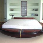 Camera da letto insolita con letto rotondo con inserti per la seduta