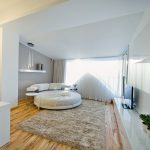 Disposizione insolita della camera da letto con un letto rotondo