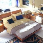Una soluzione insolita: un letto vicino al podio vicino alla finestra
