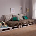Letto singolo realizzato con pallet di legno