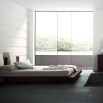 Un letto enorme su un podio vicino alla finestra