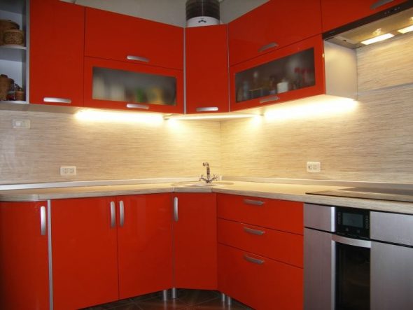 Cucina arancione con illuminazione