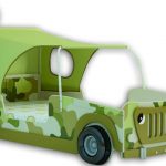 Jeep verde aperta come letto per il tuo bambino