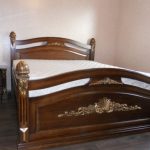 Ottimo letto in legno naturale con decorazione