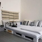 Sfumature di grigio nel design d'interni per il letto in pallet