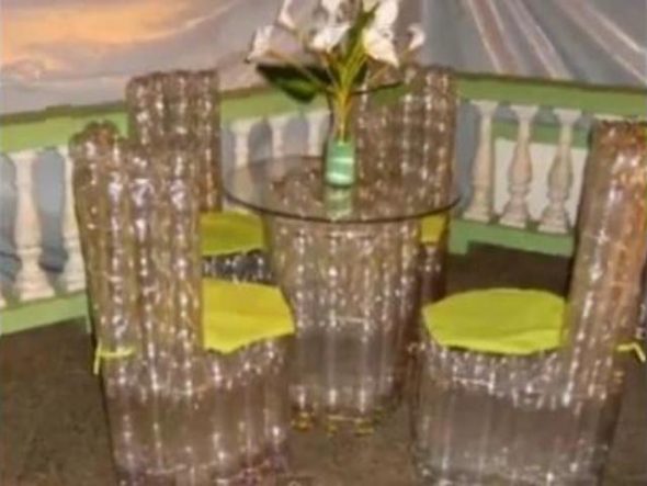 Sedie di plastica con decorazione gialla