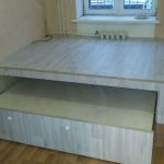 Podio con spazio contenitore e letto estraibile per una piccola camera da letto