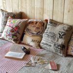 Cuscini per un letto in campagna