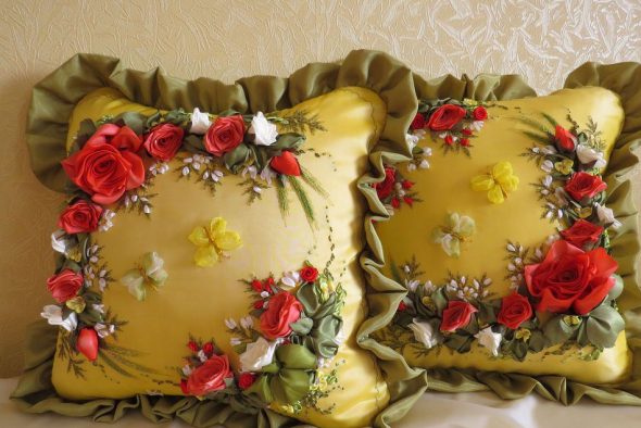 Cuscini ricamati con nastri