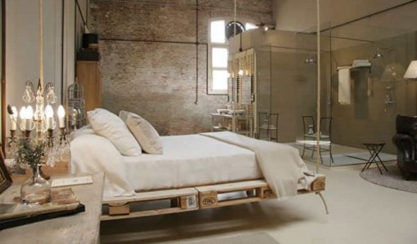 Letto sospeso realizzato con pallet