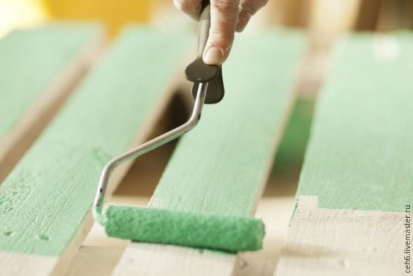 Dipingere un letto di pallet finito