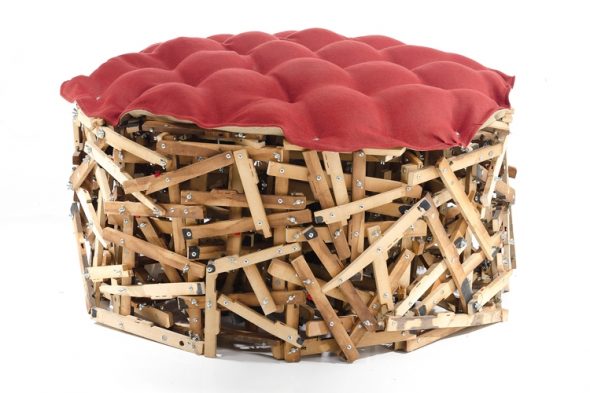 pouf realizzato con materiali insoliti
