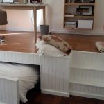 Area di lavoro su un podio bianco