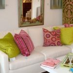Cuscini multicolori e luminosi all'interno