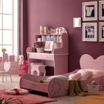 Letto per auto rosa all'interno