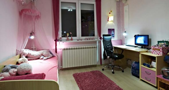 Letto a baldacchino rosa
