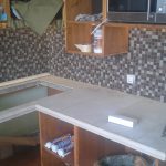 montaggio della cucina da assi di mobili