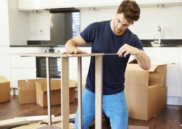 assemblaggio di mobili con viti