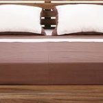 Ampio letto in rovere per una camera da letto insolita