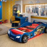 Letto a forma di macchina blu per la cameretta del bambino