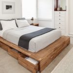 Camera da letto scandinava con letto a podio in legno