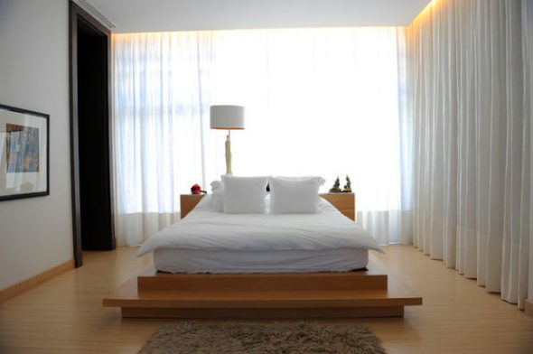 Camera da letto moderna con ampia finestra