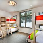 Camera da letto per una famiglia numerosa con una piccola finestra per ogni letto