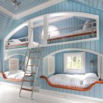 Camera da letto a tema nautico con letti incorporati