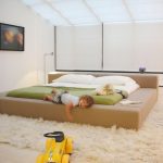 Camera da letto in stile scandinavo con letto a podio