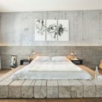 Camera da letto in stile loft con podio in legno per il letto