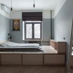 Camera da letto minimalista con letto a podio
