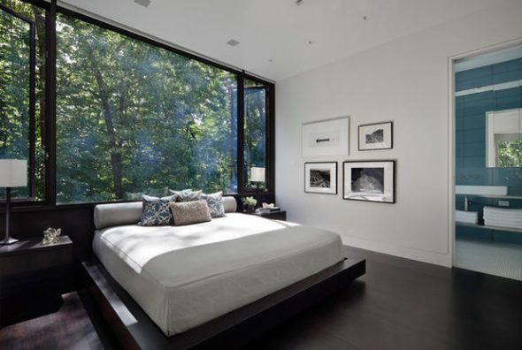 Camera da letto moderna con posizionamento errato del letto secondo il Feng Shui