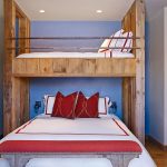 Camera da letto rustica con grande letto a soppalco
