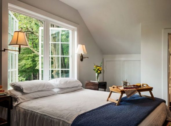 Camera da letto in una casa di campagna al 2° piano, con un letto vicino alla finestra