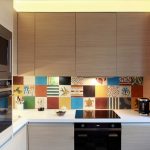 Cucina elegante con piastrelle a mosaico e piano di lavoro illuminato