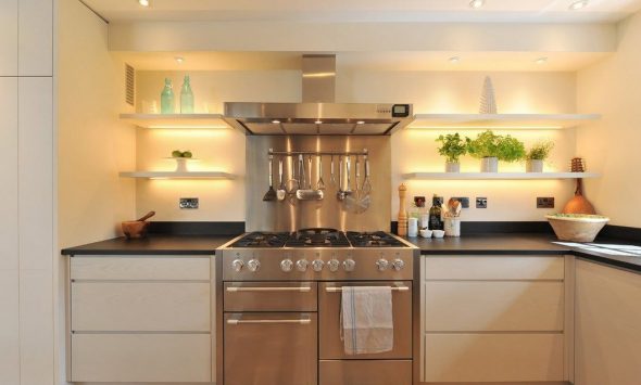 Cucina elegante con faretti