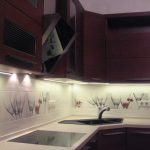 Cucina elegante con illuminazione integrata