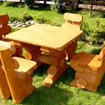 Tavolo e sedie in legno per una casa di campagna