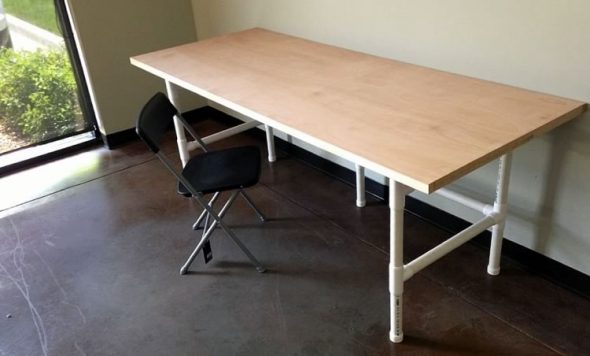 Tavolo realizzato con tubi in PVC