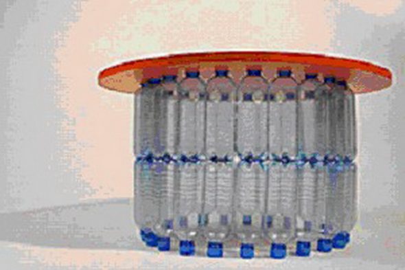 Tavolo fatto di bottiglie di plastica