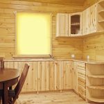Cucina in legno luminosa e accogliente