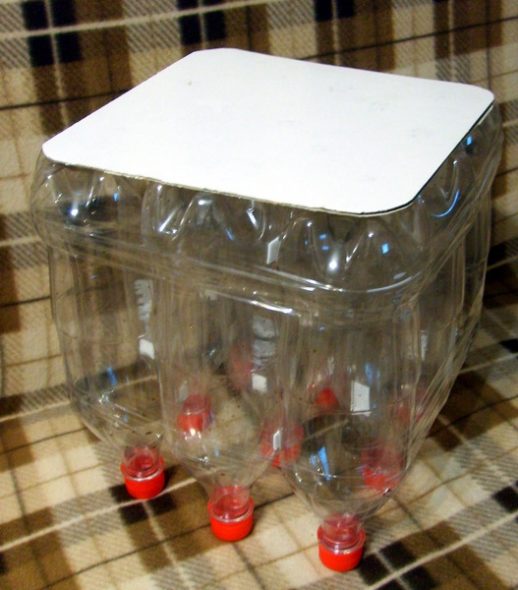 Sgabello fatto da bottiglie di plastica