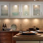 Comoda cucina in legno con illuminazione integrata