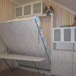 Comodo comodino per la cameretta dei bambini al piano mansardato