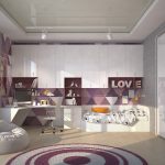 Confortevole camera da letto nei toni del viola con divano pouf