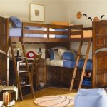 Letto a soppalco angolare con spazio extra per dormire e scrivania sottostante