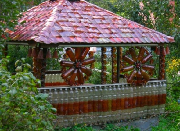Decorare un gazebo con bottiglie di plastica