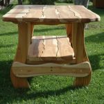 Tavolo da esterno per una casa estiva in legno