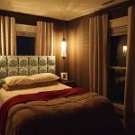 Accogliente camera da letto di una casa di campagna