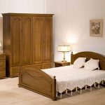 Accogliente camera da letto con mobili in rovere